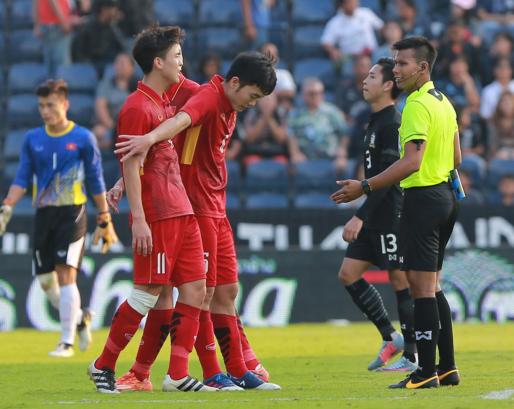 Xuân Trường ngăn đồng đội phản ứng trọng tài